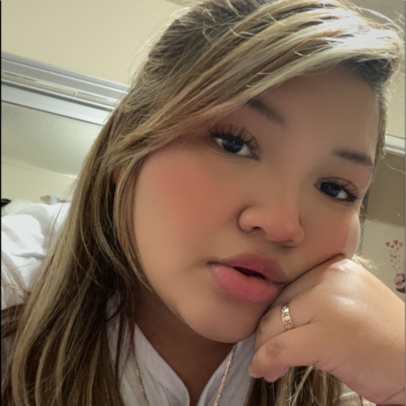 Profile Picture of Lisbeth Perez (@lisbethpe1218) on Poshmark