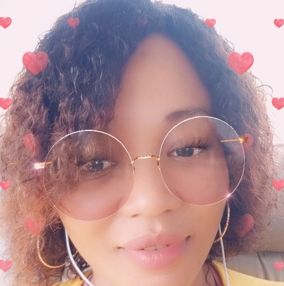 Profile Picture of Julia Sauveur (@juliasauveur) on Poshmark