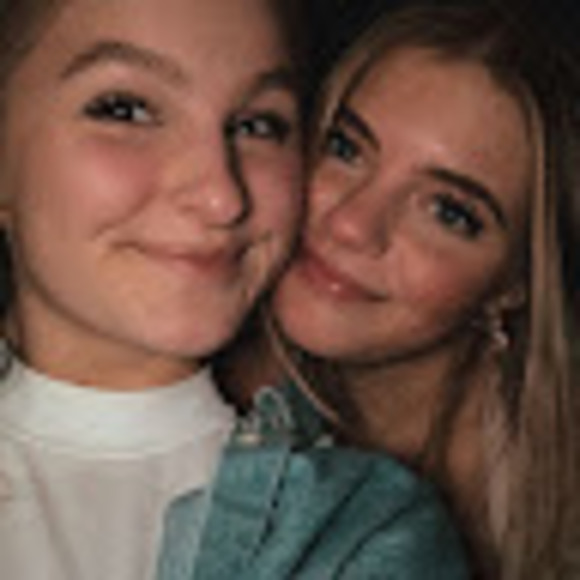 Profile Picture of Miranda Barrett (@mirandanbarrett) on Poshmark