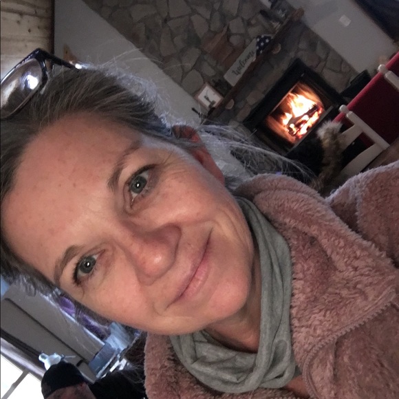 Profile Picture of Lisa Hickerson (@lisakhick) on Poshmark