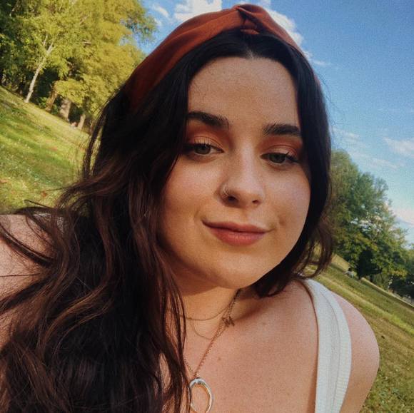 Profile Picture of Melissa Santucci (@melissantucci) on Poshmark