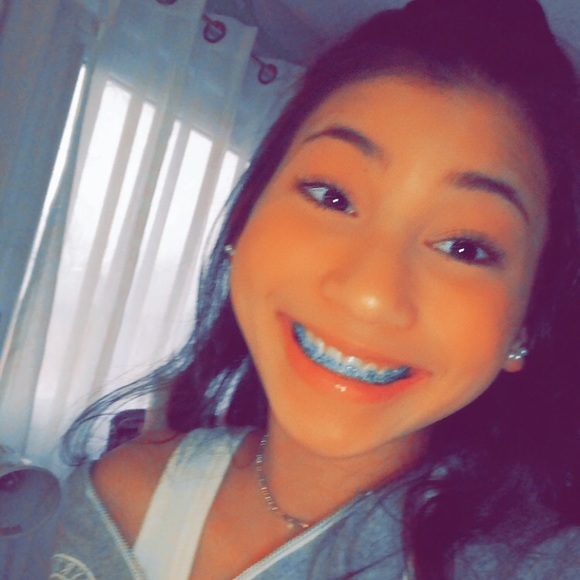Profile Picture of Mickenzie Alandy (@kenziealandyy) on Poshmark