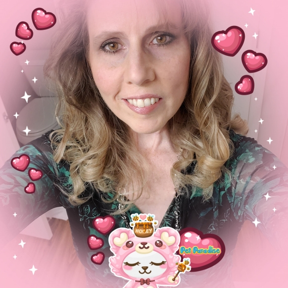 Profile Picture of Melanie Dickson (@melaniez1973) on Poshmark