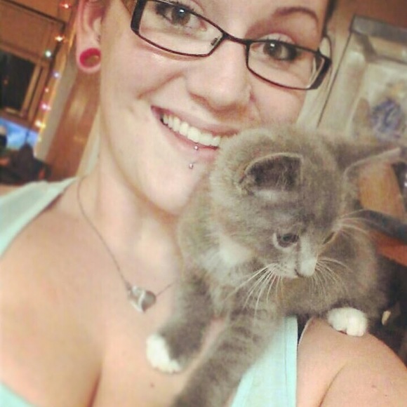 Profile Picture of Kayla Thayer (@kmellyyy) on Poshmark