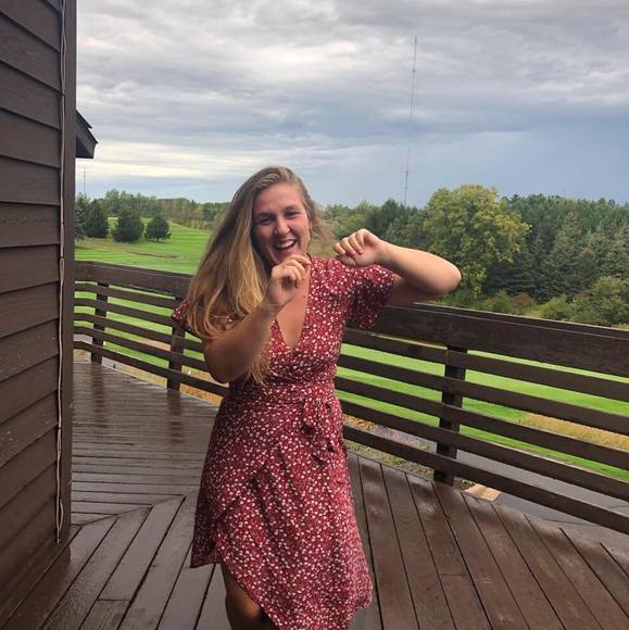Profile Picture of Courtney Bliese (@crb44) on Poshmark