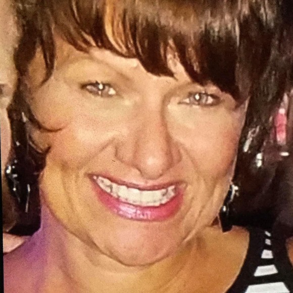 Profile Picture of Leslie Camisa (@lesliecamisa) on Poshmark