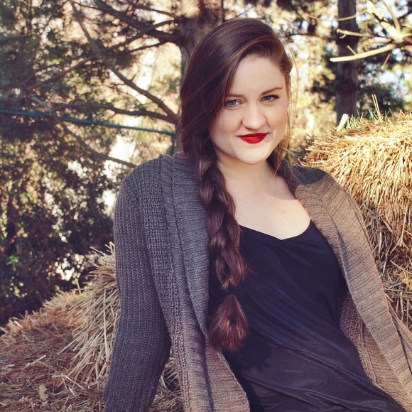 Profile Picture of Olivia Burchett (@oliviaburch) on Poshmark