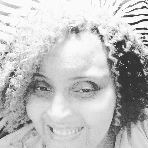Profile Picture of Yolanda Crenshaw (@yolandacrenahaw) on Poshmark