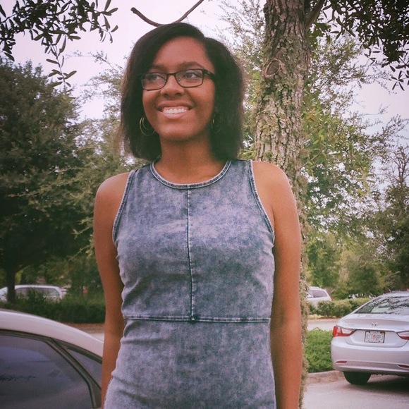 Profile Picture of Alexis James (@alexisjames320) on Poshmark