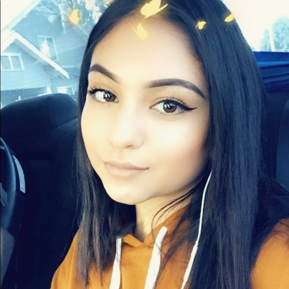 Profile Picture of Deserey Chanel (@deseruuu) on Poshmark