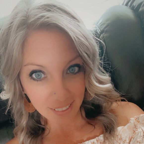 Profile Picture of Kelly Chaney (@kmchaney82) on Poshmark
