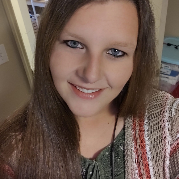 Profile Picture of Hannah Linsley (@hannahlinsley06) on Poshmark