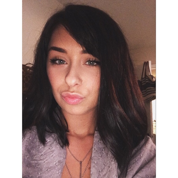 Profile Picture of Alex Cornell (@alexcornellll) on Poshmark