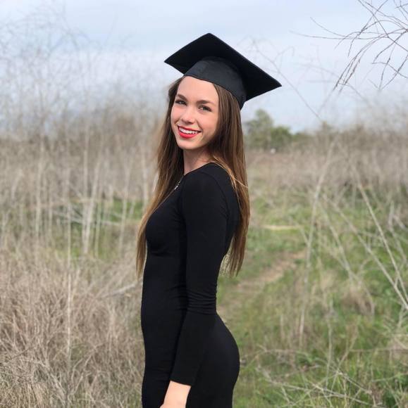 Profile Picture of Lisa Perlin (@lisaperlin) on Poshmark