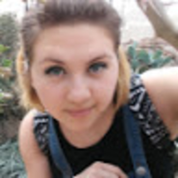 Profile Picture of Alyssa Dossenback (@alyrose16) on Poshmark