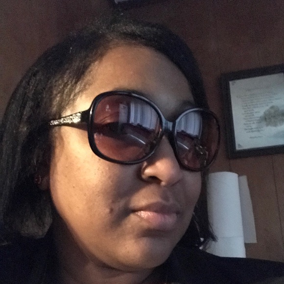 Profile Picture of April Goss (@lenore1986) on Poshmark