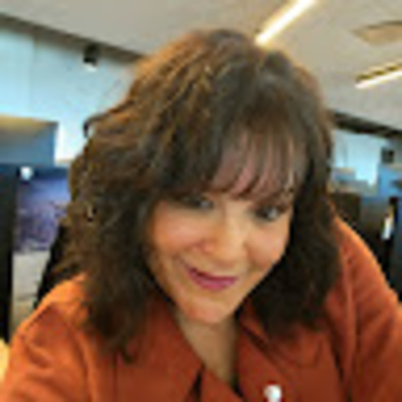 Profile Picture of Lisa Hoffmeister (@lhoff9490) on Poshmark