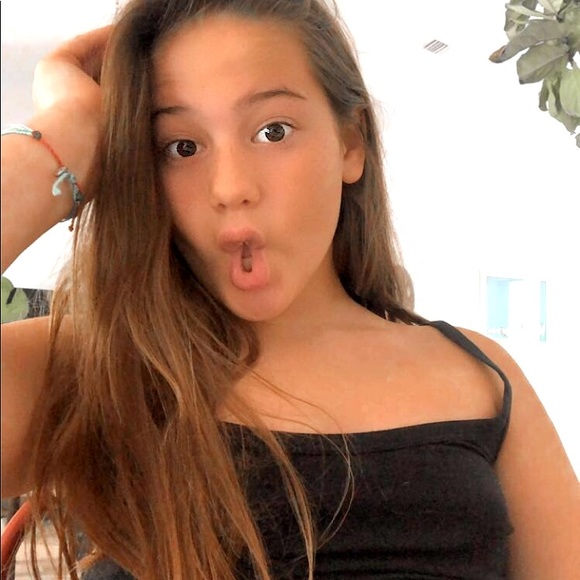 Profile Picture of Veronica Hutner (@veroisawesome) on Poshmark