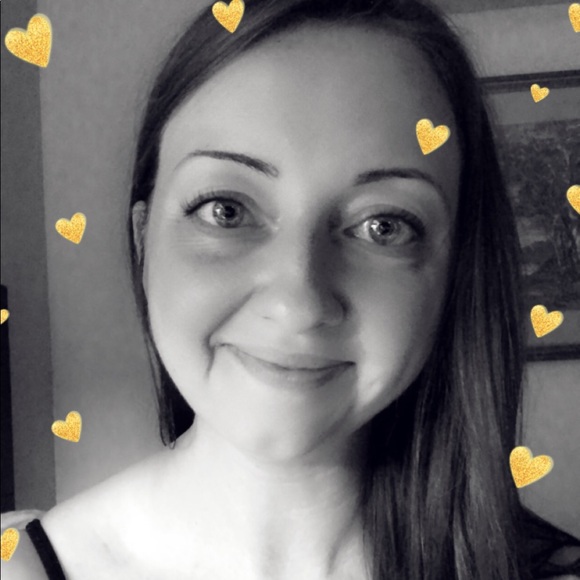 Profile Picture of Nancy Hess (@hellolizlemon) on Poshmark