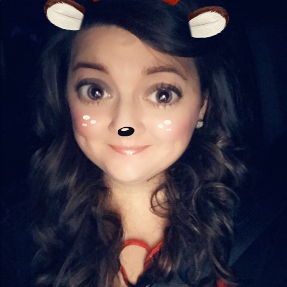 Profile Picture of Jessica Thomsen (@jessicagthom) on Poshmark