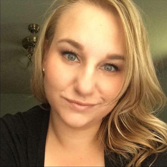 Profile Picture of Amanda Kellar (@mamacitascloset) on Poshmark