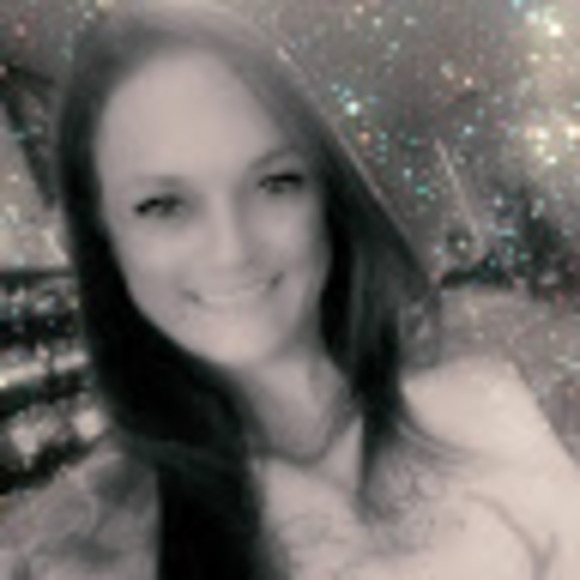 Profile Picture of Suzanne Bradley (@suzanne_bradley) on Poshmark