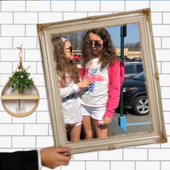 Profile Picture of Jihd Challita (@juliecuri) on Poshmark