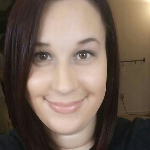 Profile Picture of Felicia Bortters (@feliciabortters) on Poshmark