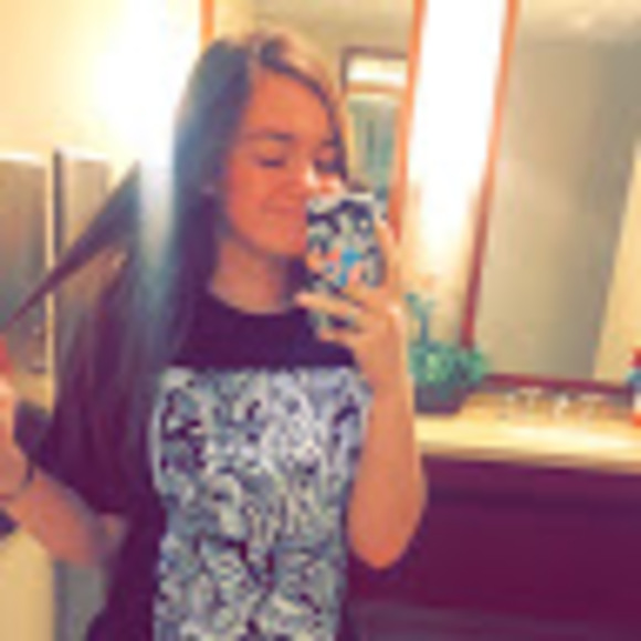 Profile Picture of Leah Engel (@leahengel0624) on Poshmark