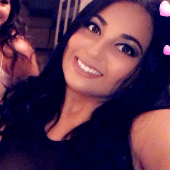 Profile Picture of Amber Brodhurst (@anicchole93) on Poshmark