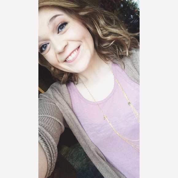 Profile Picture of Kelsey Stringer (@kelseyyyleeee) on Poshmark