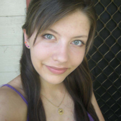 Profile Picture of Lara Maree Beard (@kinglara) on Twitter