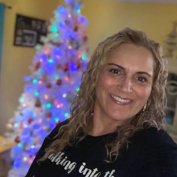 Kristy Duchnowski - Poshmark Profile Picture of Kristy Duchnowski (@firstqueenb) on Poshmark