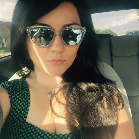 Profile Picture of Sofia Andrade (@sofia2015) on Poshmark