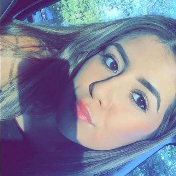 Profile Picture of Desyre Lopez (@desssjosephine) on Poshmark