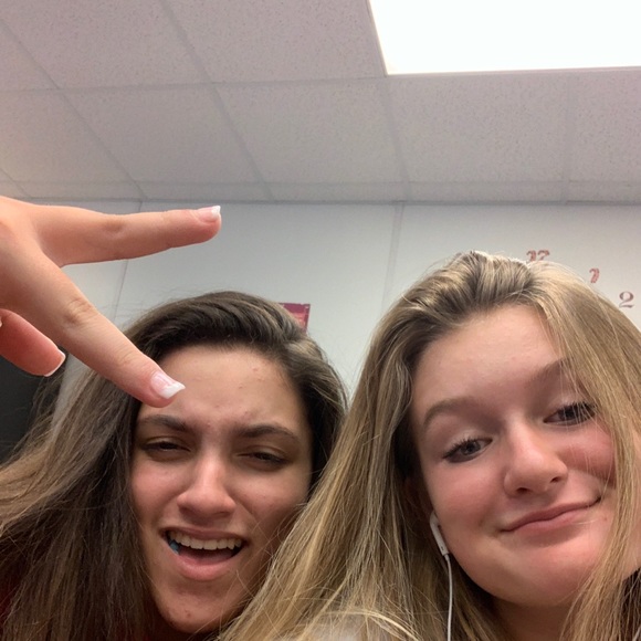 Profile Picture of Lauren Pettitt (@laurenpettitt) on Poshmark