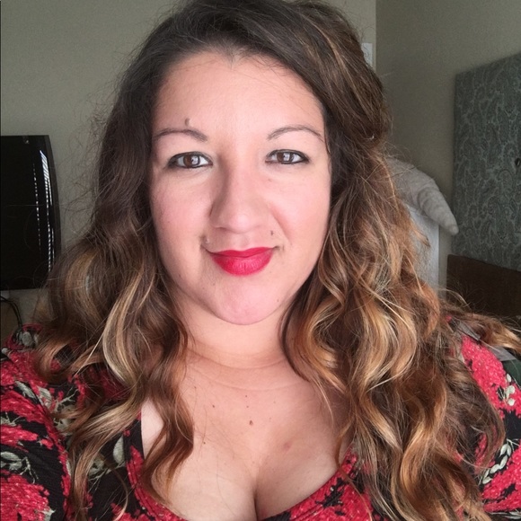 Profile Picture of Karen Varcoe (@karenv927) on Poshmark