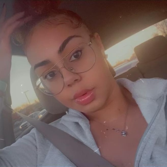 Profile Picture of Larissa Ascetta (@larissaascetta) on Poshmark