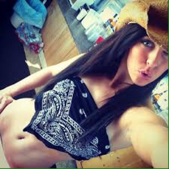 Profile Picture of Lynna Rossam (@chillanvillan88) on Poshmark