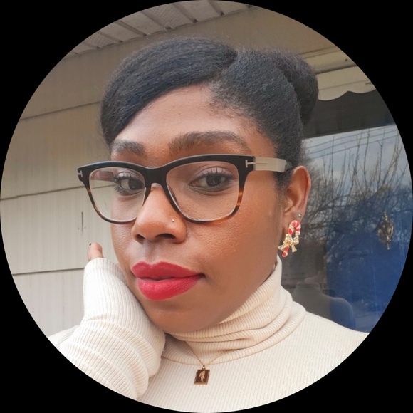 Profile Picture of Loraine Fuller (@madamanna) on Poshmark