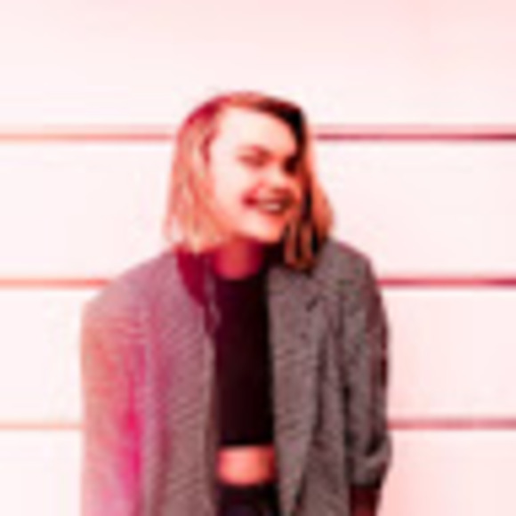 Profile Picture of Stephanie Heinz (@stephanie_heinz) on Poshmark