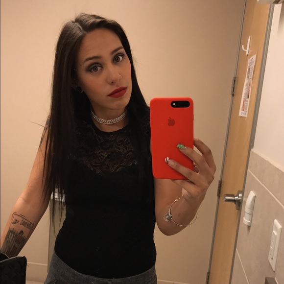 Profile Picture of Amanda Angle (@aangle394) on Poshmark