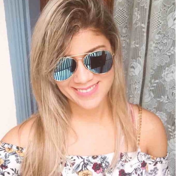 Profile Picture of Leila Morais (@leila_morais) on Poshmark