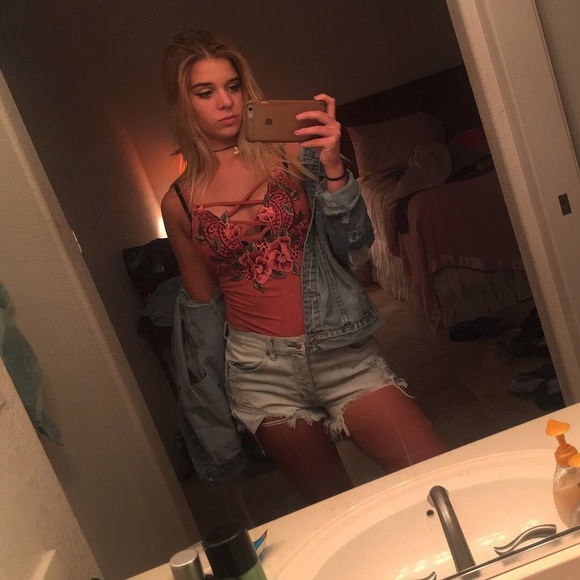 Profile Picture of Cara Gallihugh (@caragal) on Poshmark