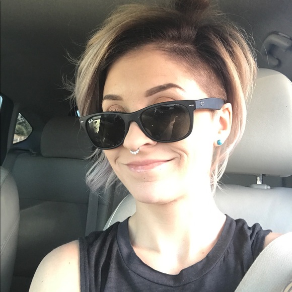 Profile Picture of Jessica Hejna (@lemondropjess) on Poshmark