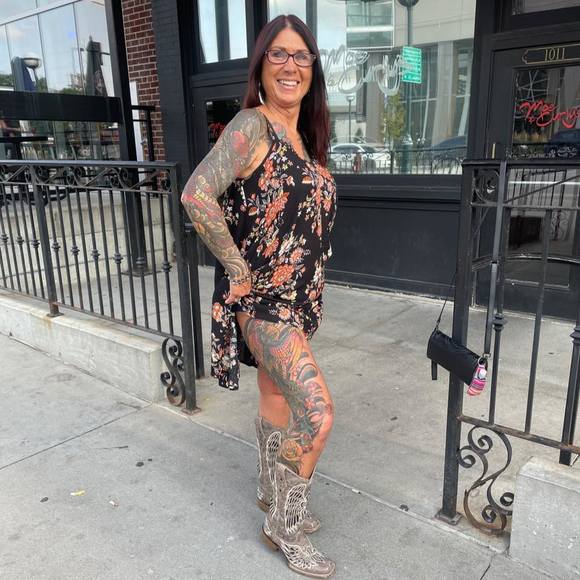 Profile Picture of Shelly Holtz (@shellyholtz67) on Poshmark