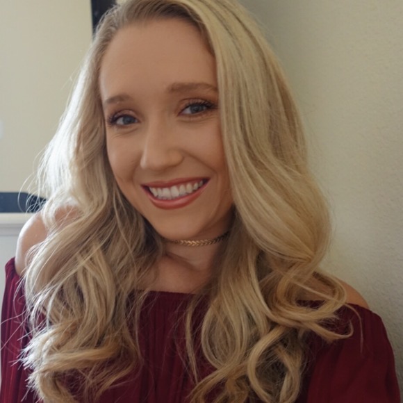 Profile Picture of Julia Hyatt (@juliakhyatt) on Poshmark