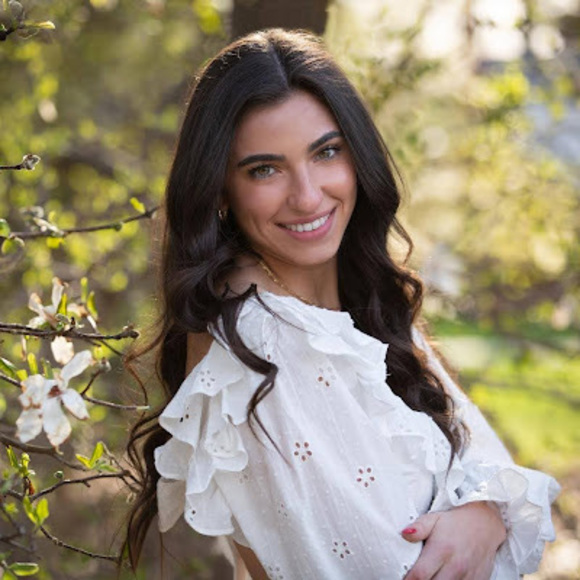 Profile Picture of Julia Graffeo (@juliamgraffeo) on Poshmark