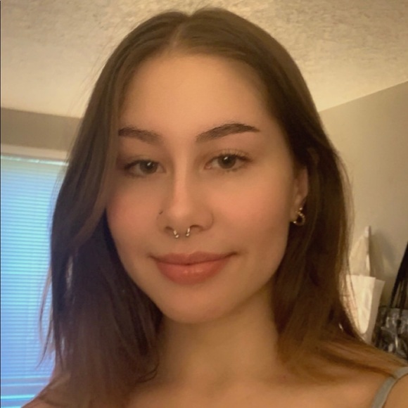 Profile Picture of Hazel Valentine (@hazelmvalentine) on Poshmark