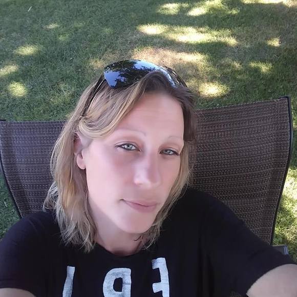 Profile Picture of Nicole Carrothers (@carrothers) on Poshmark